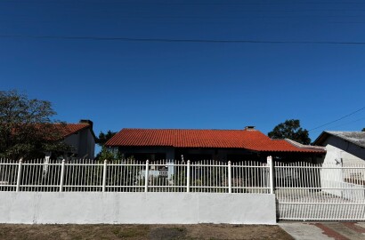 Casa charmosa com conforto, espaço e qualidade de vida a poucos minutos do mar no bairro Turimar